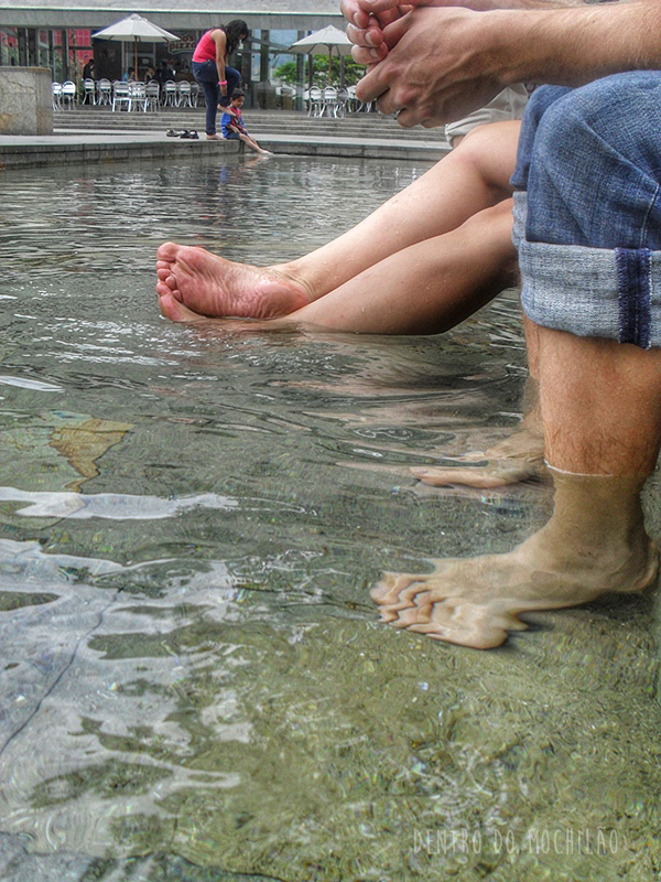 Parque de Los Pies Descalzos em Medellín praça interativa na Colômbia